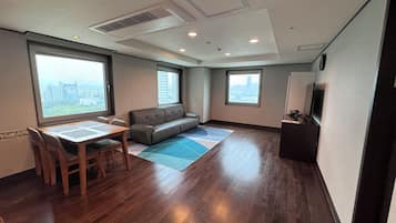 Suite Twin Room | 1 Schlafzimmer, Schreibtisch, Verdunkelungsvorhänge, kostenloses WLAN