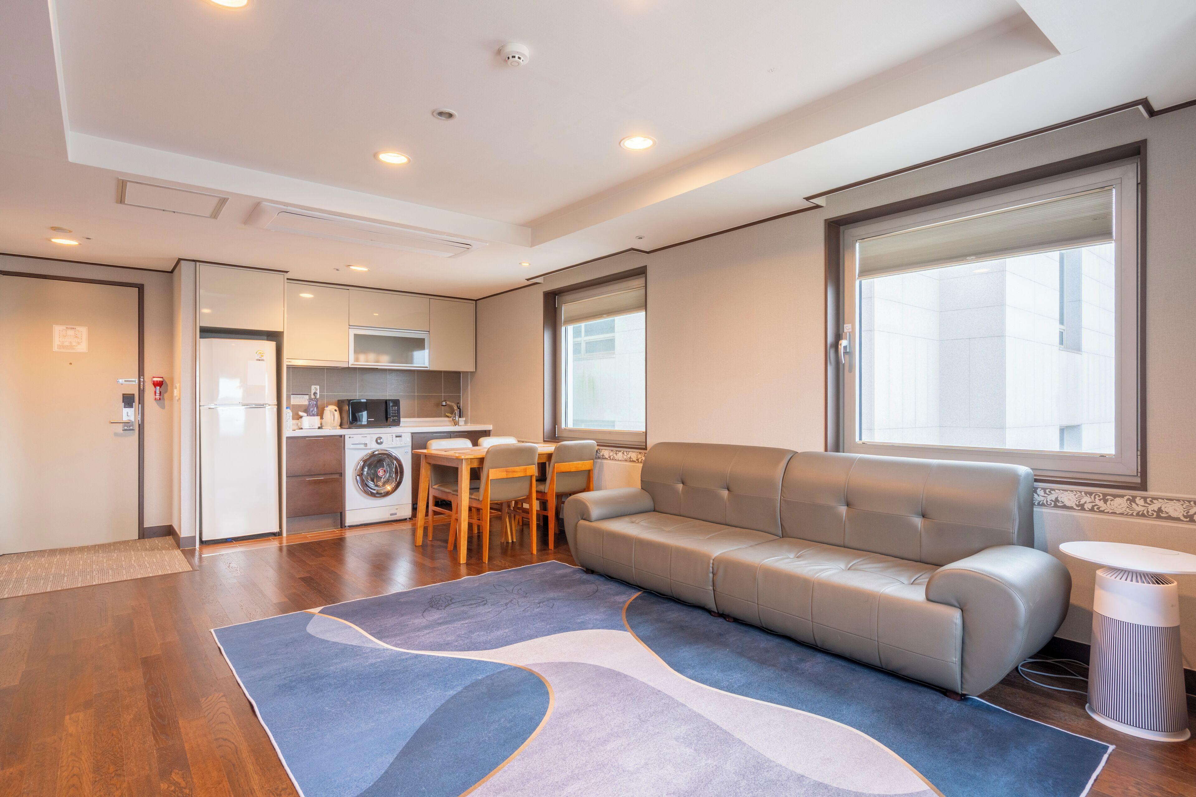 Suite Twin Room | Cucina privata | Frigorifero, forno a microonde nell'area comune, bollitore elettrico