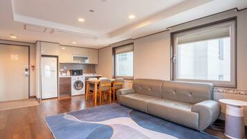 Suite Twin Room | Cucina privata | Frigorifero, forno a microonde nell'area comune, bollitore elettrico