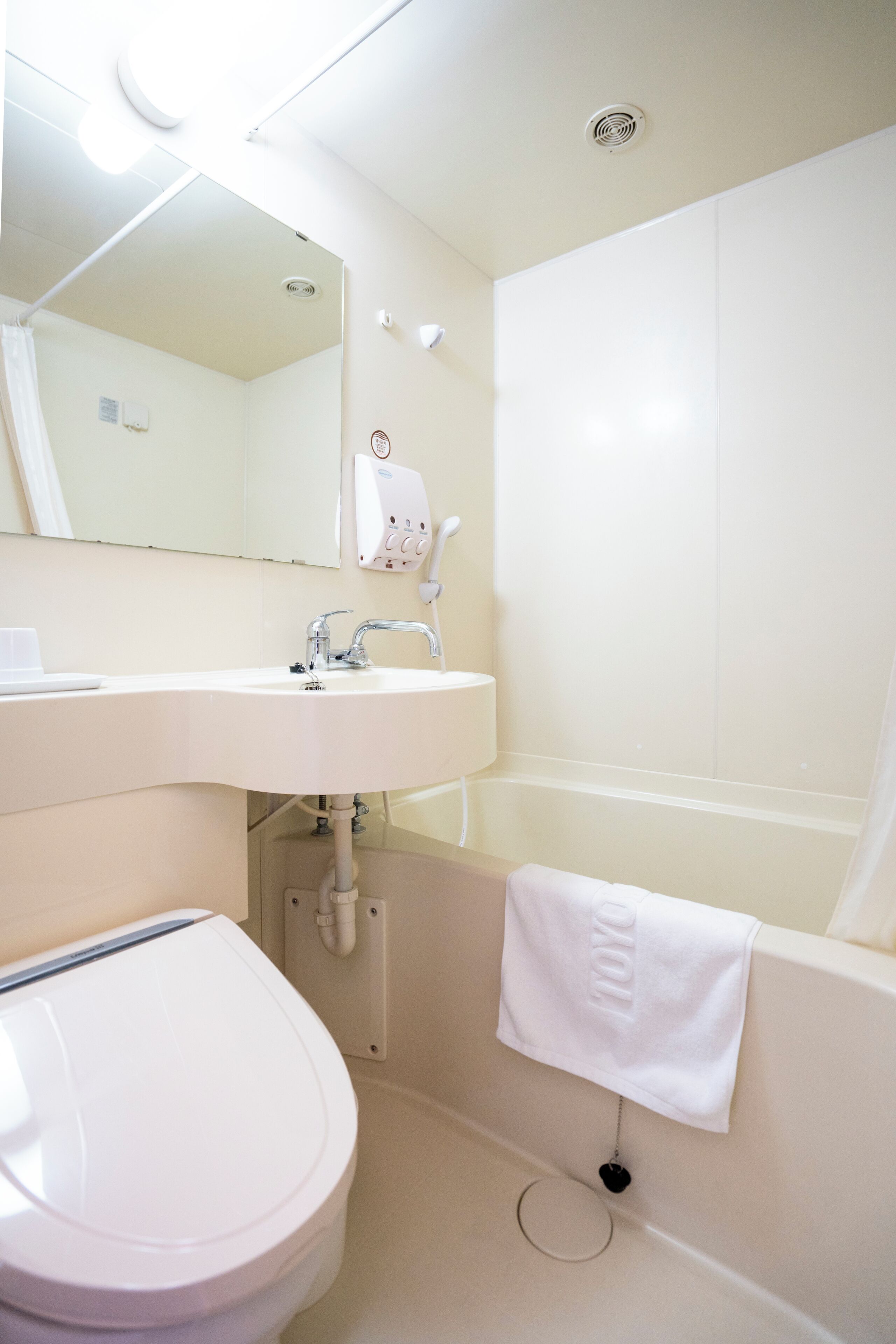 Une salle de bain avec des toilettes, un lavabo et une baignoire.