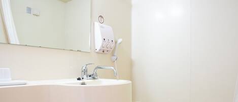 Ein Badezimmer mit Toilette, Waschbecken und Badewanne.