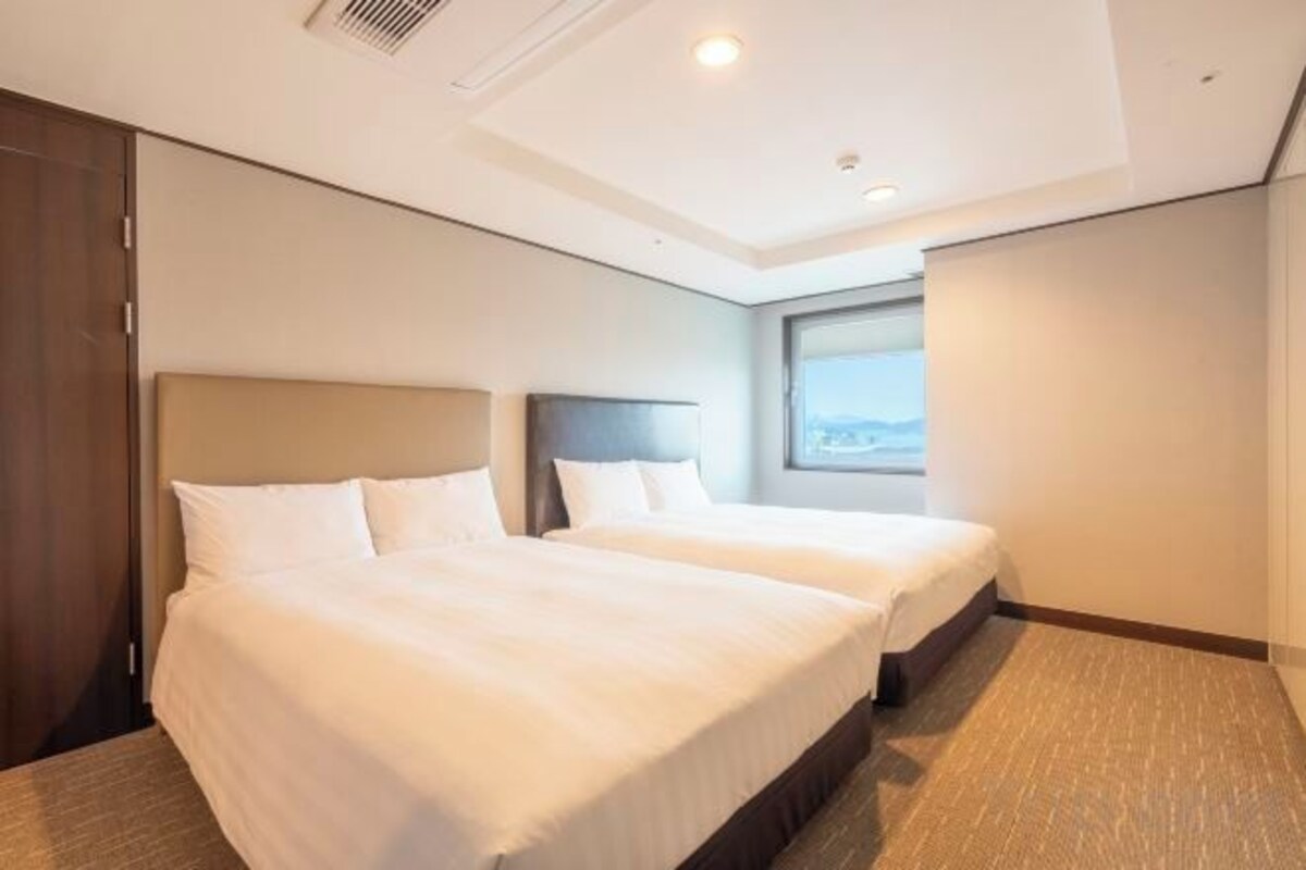 Escritorio, cortinas blackout, wifi gratis y ropa de cama 