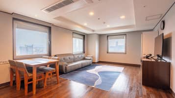 Escritorio, cortinas blackout, wifi gratis y ropa de cama