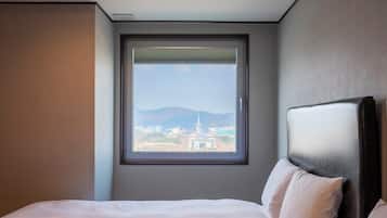Suite Twin Room | Desk, blackout drapes, free WiFi, bed sheets