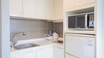 Residence Single Room | Private kitchen | Fridge, microwave, electric kettle
