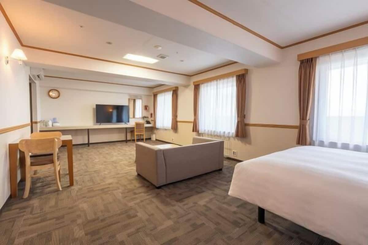 Desk, blackout drapes, WiFi (free), bed sheets