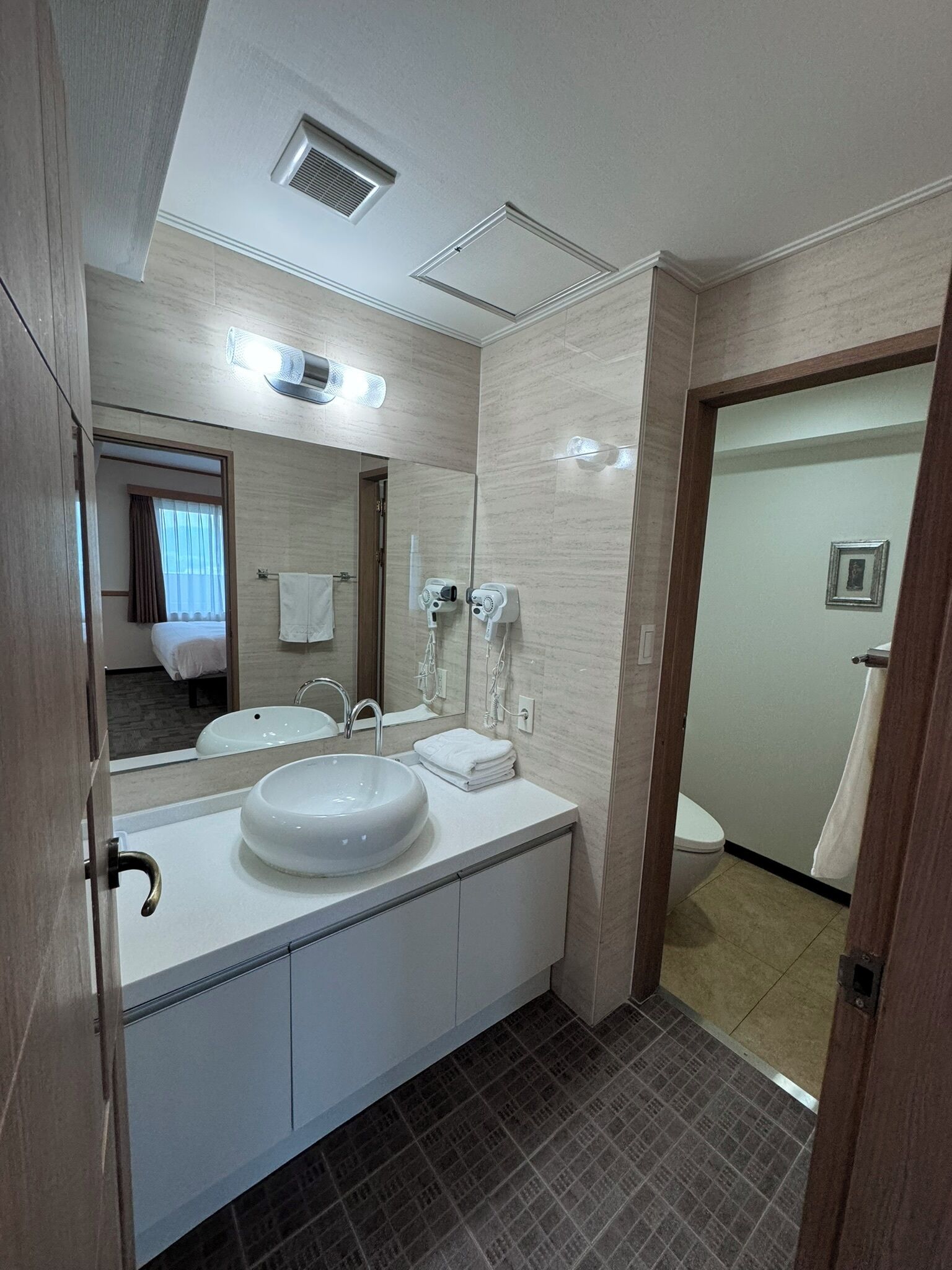 suite double room | bathroom | combined shower/bathtub, deep-soaking bathtub, hair dryer, slippers