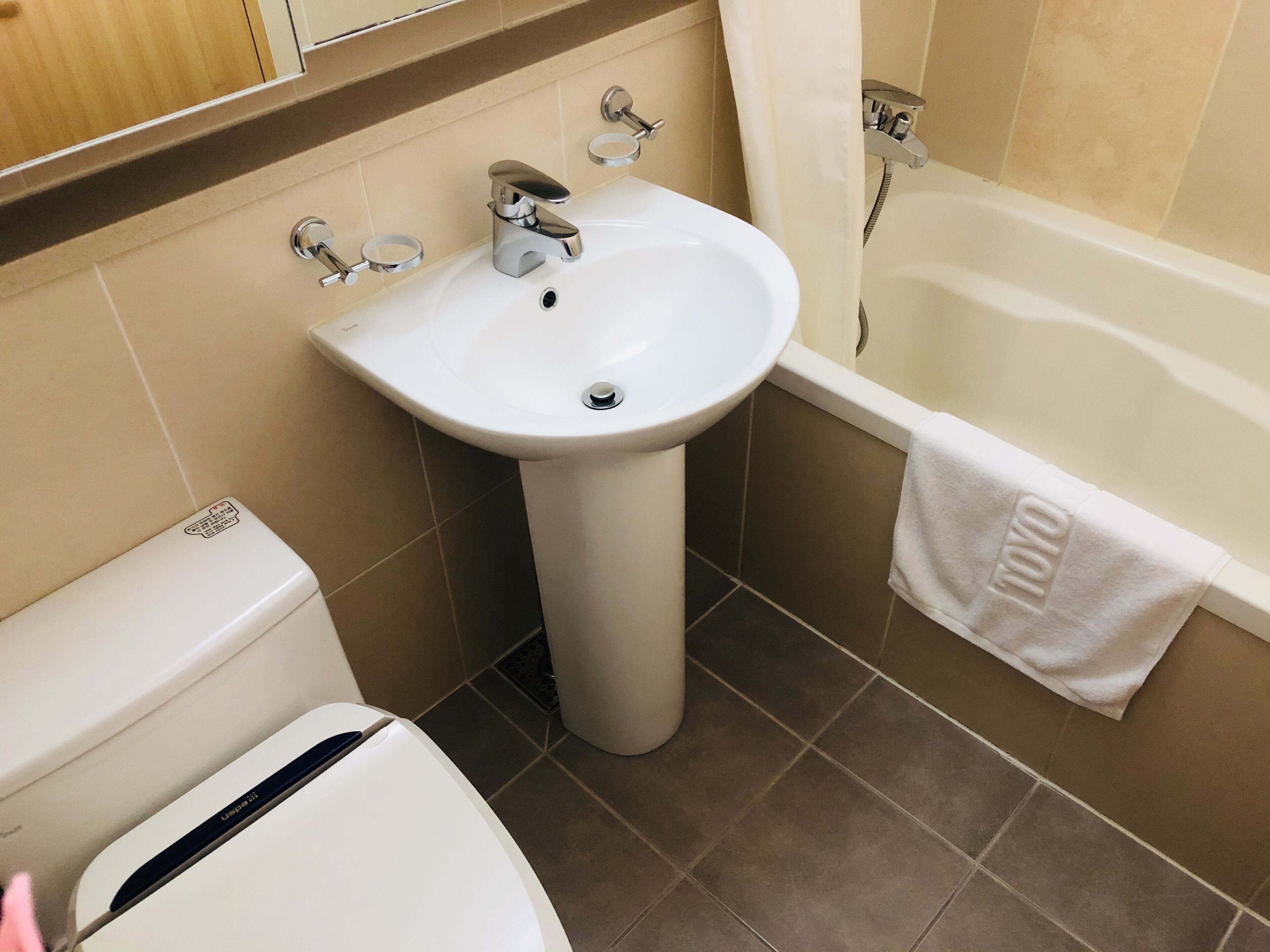 deluxe single room, non smoking | bathroom | combined shower/bathtub, deep-soaking bathtub, hair dryer, slippers