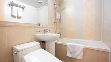 Un baño con inodoro, lavamanos y bañera.