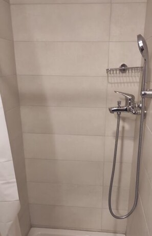 Chambre simple, vue sur la ville | Salle de bain | Douche, articles de toilette (gratuits), séchoir à cheveux