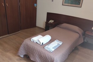 Työpöytä, ilmainen Wi-Fi, vuodevaatteet