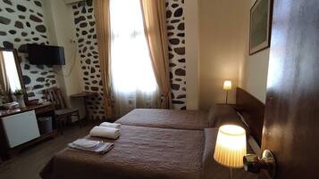 Zweibettzimmer, Stadtblick | Schreibtisch, kostenloses WLAN, Bettwäsche