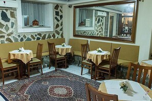 朝食 (ビ ュッフェ)、毎日提供 (無料)