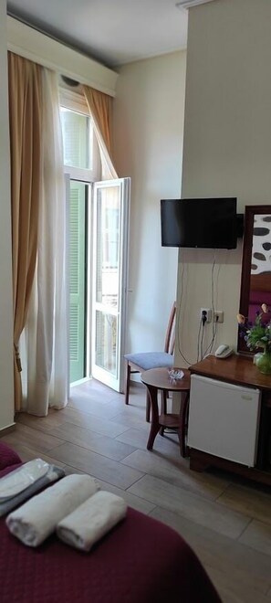 Twin Room, City View | Meja, Wi-fi percuma, cadar katil 