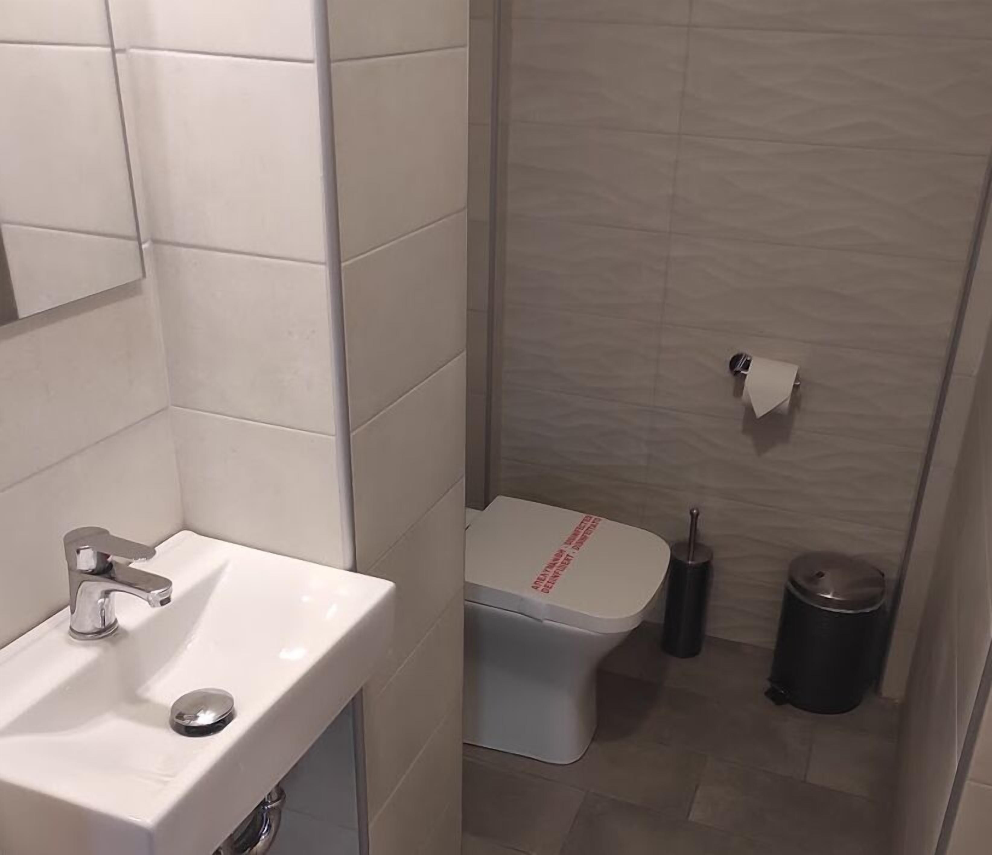 single room, city view | bathroom | shower, free toiletries, hair dryer, towels