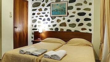 Zweibettzimmer, Stadtblick | Schreibtisch, kostenloses WLAN, Bettwäsche