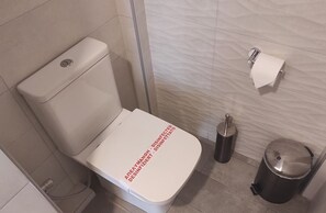 シングルルーム シティビュー | バスルーム | シャワー、バスアメニティ (無料)、ヘアドライヤー、タオル