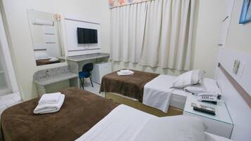 Minibaari, työpöytä, pimennysverhot, äänieristys