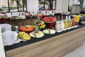 A buffet with various fruits, vegetables, and beverages. - Solar Das Mangueiras Hotel (Barreiras)