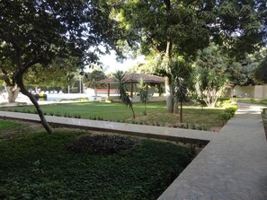 A park with a gazebo, pathways, and various trees. - Solar Das Mangueiras Hotel (Barreiras)