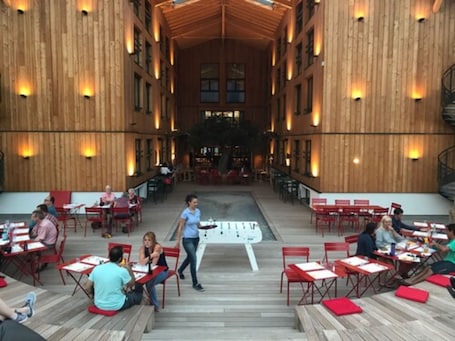 Se sirven almuerzos y cenas, cocina francesa. RockyPop Chamonix - Les Houches