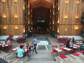 供应午餐和晚餐，法国菜