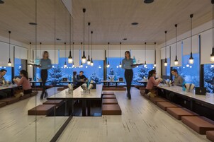 供应午餐和晚餐，法国菜