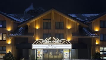 Fachada da propriedade à noite