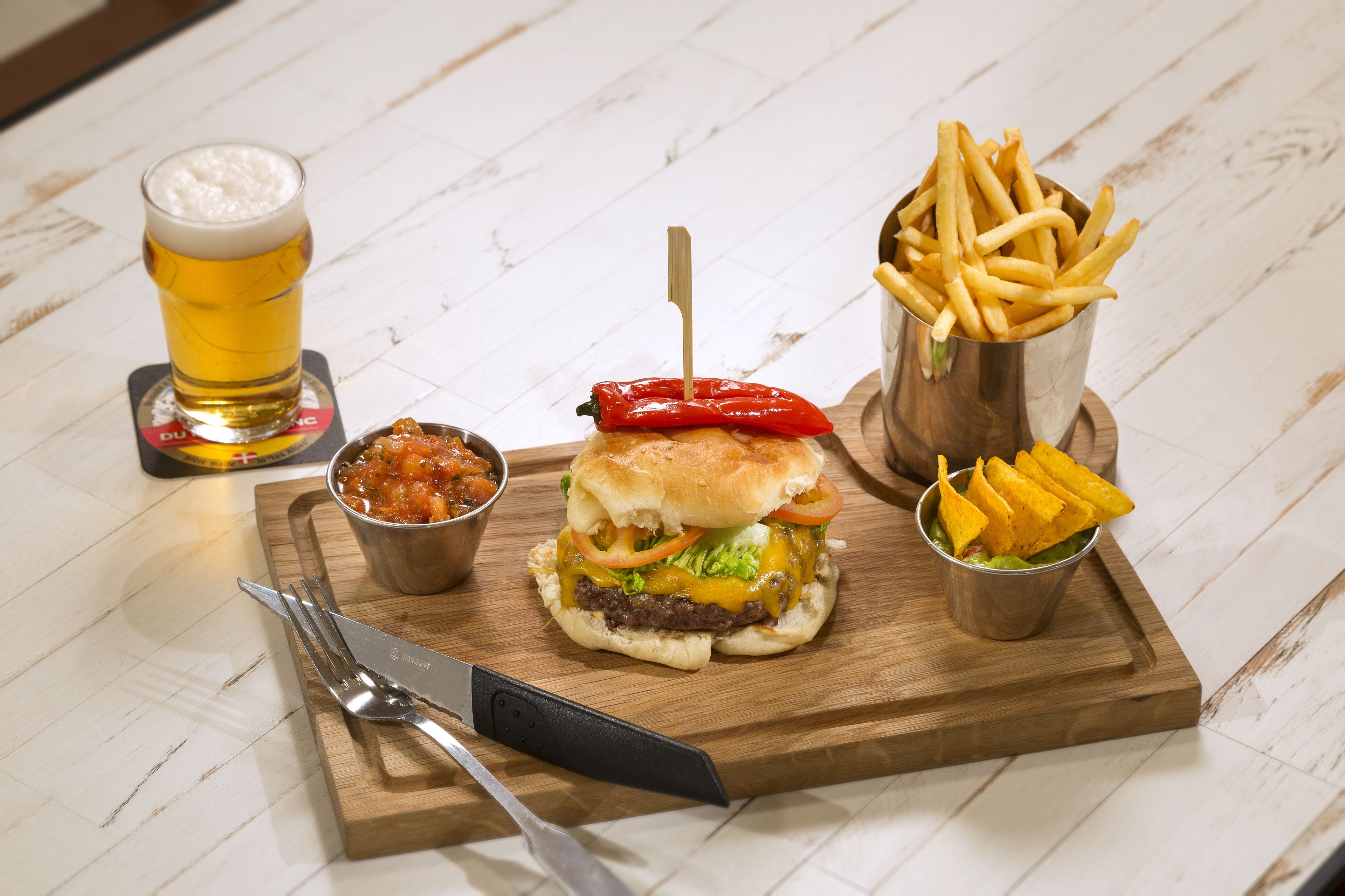 Déjeuner et dîner servis sur place, spécialités Cuisine française