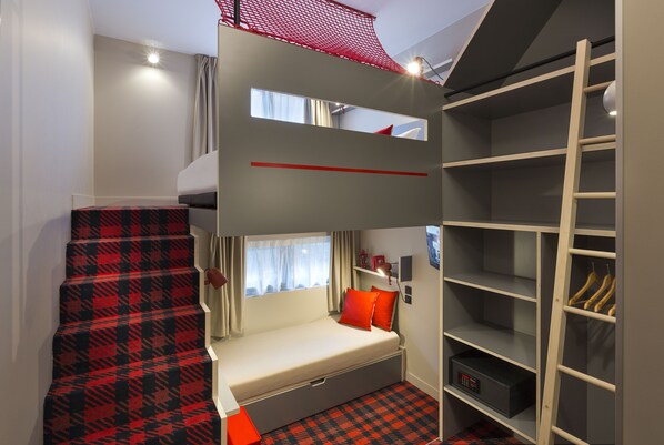 A bunk bed room with a desk, a wardrobe, and a window. - RockyPop Chamonix - Les Houches (Les Houches)