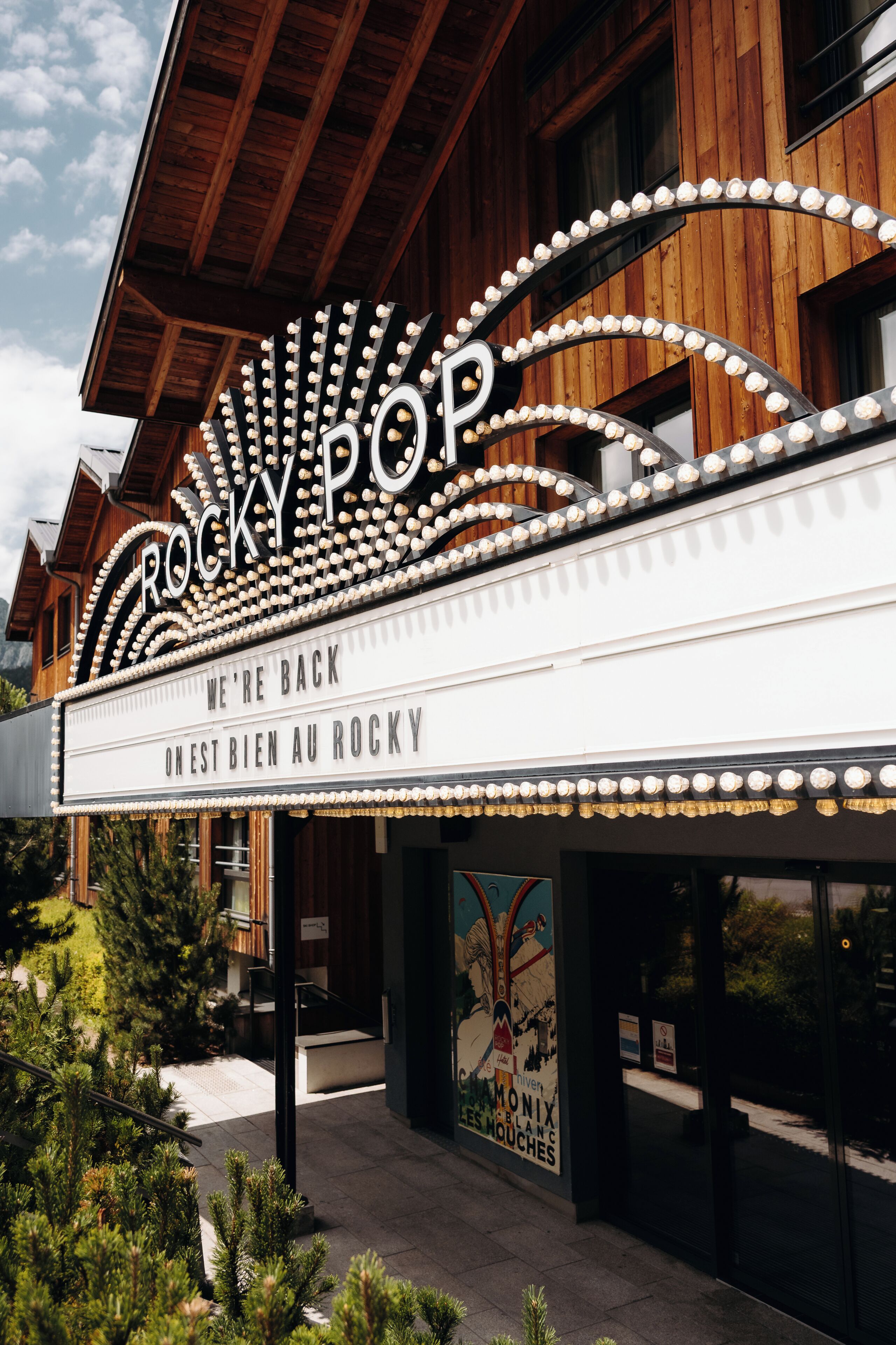A theater marquee with 'ROCKY POP' and 'WE'RE BACK ON EST BIEN AU ROCKY' text.