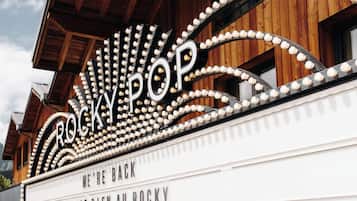 Un cartel de teatro con la inscripción 'ROCKY POP' y 'VOLVIMOS EN BIEN AU ROCKY'.