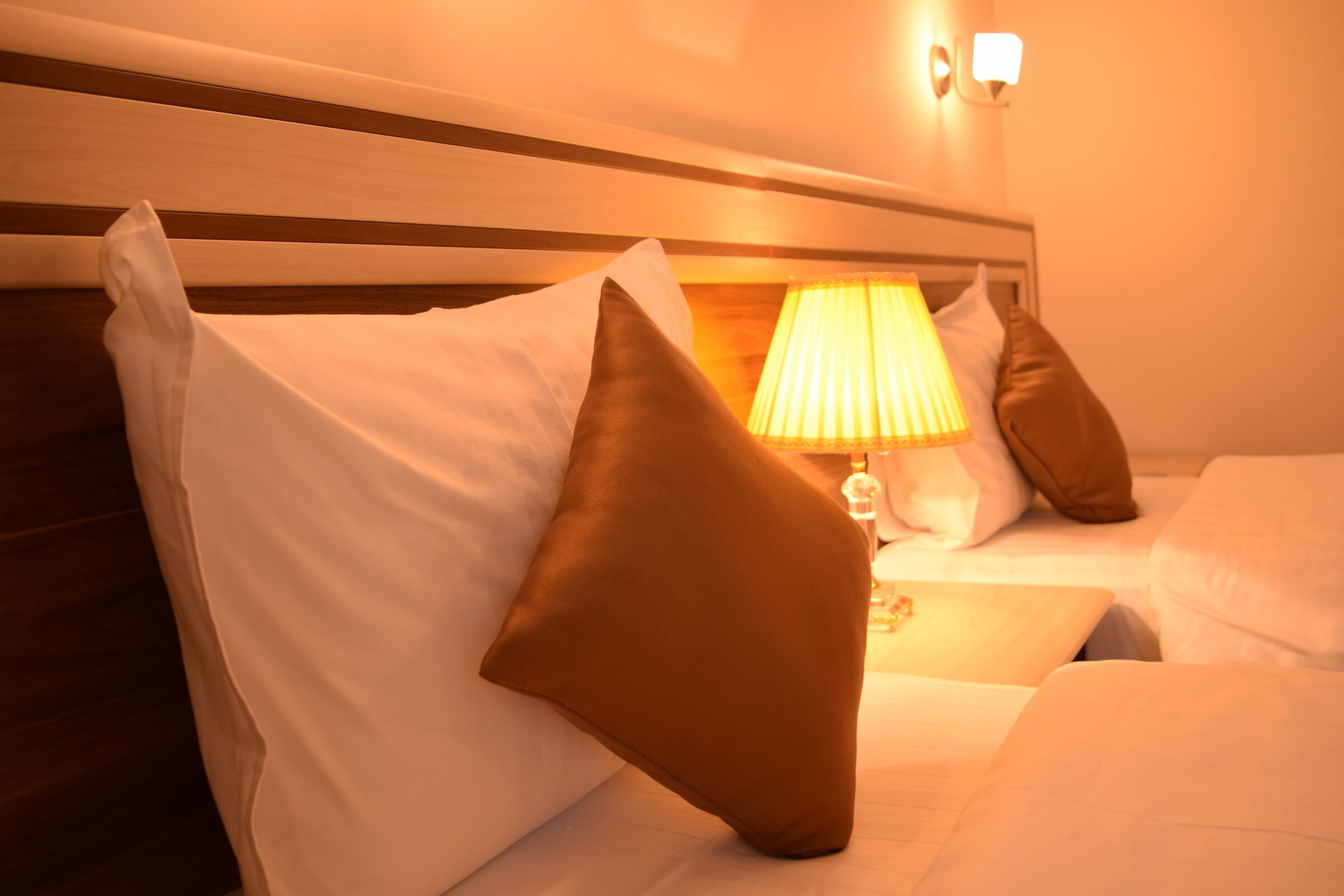 标准三人房 | 高档床上用品、迷你吧、客房内保险箱、办公桌