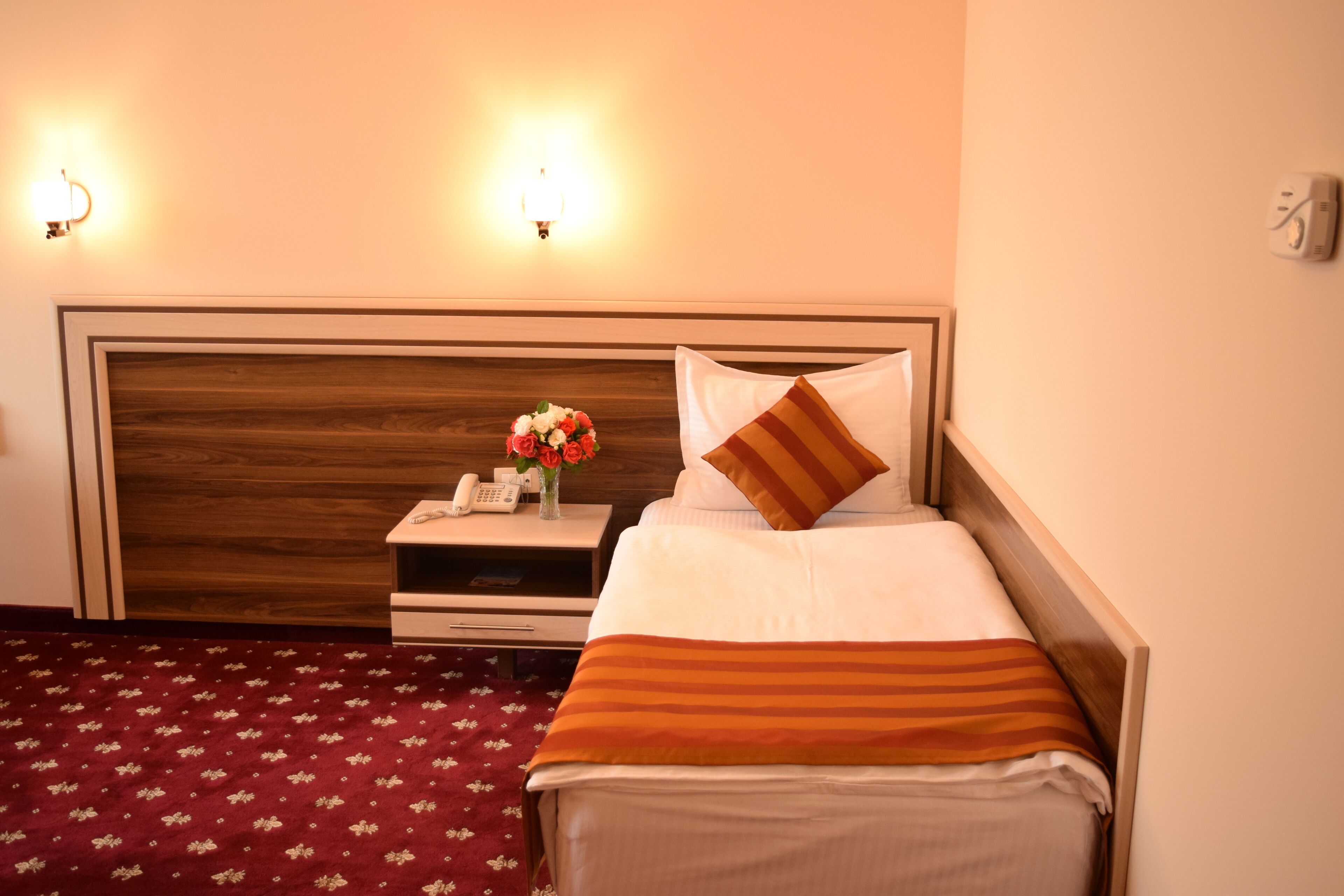 economy single room | premium bedding, minibar, in-room safe, desk