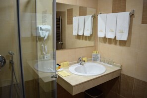 Chambre Triple Standard | Salle de bain | Articles de toilette gratuits, sèche-cheveux, peignoirs, chaussons