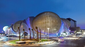 Um edifício de arquitetura moderna com estruturas esféricas e linhas curvas.