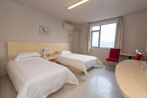 A hotel room with two beds, a desk, a chair, and a window with curtains. - Jinjiang (Anqing Dananmen Daopashi Ancient Street) (Anqing)