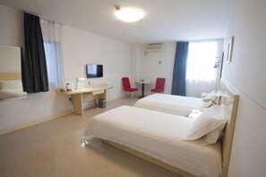 A hotel room with two beds, a desk, a chair, a TV, and a window with curtains. - Jinjiang (Anqing Dananmen Daopashi Ancient Street) (Anqing)