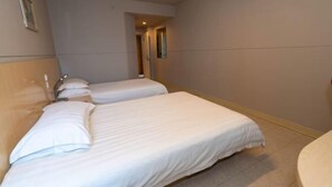 A hotel room with two beds, a bathroom, and a small sitting area. - Jinjiang (Anqing Dananmen Daopashi Ancient Street) (Anqing)