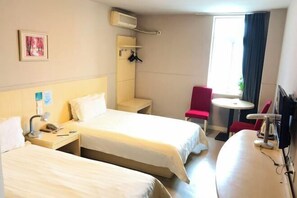 A hotel room with two beds, a desk with a lamp, a chair, a small table, and a TV. - Jinjiang (Anqing Dananmen Daopashi Ancient Street) (Anqing)
