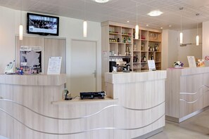 Lobby - Brit Hotel Vendee Mer (Les Achards)