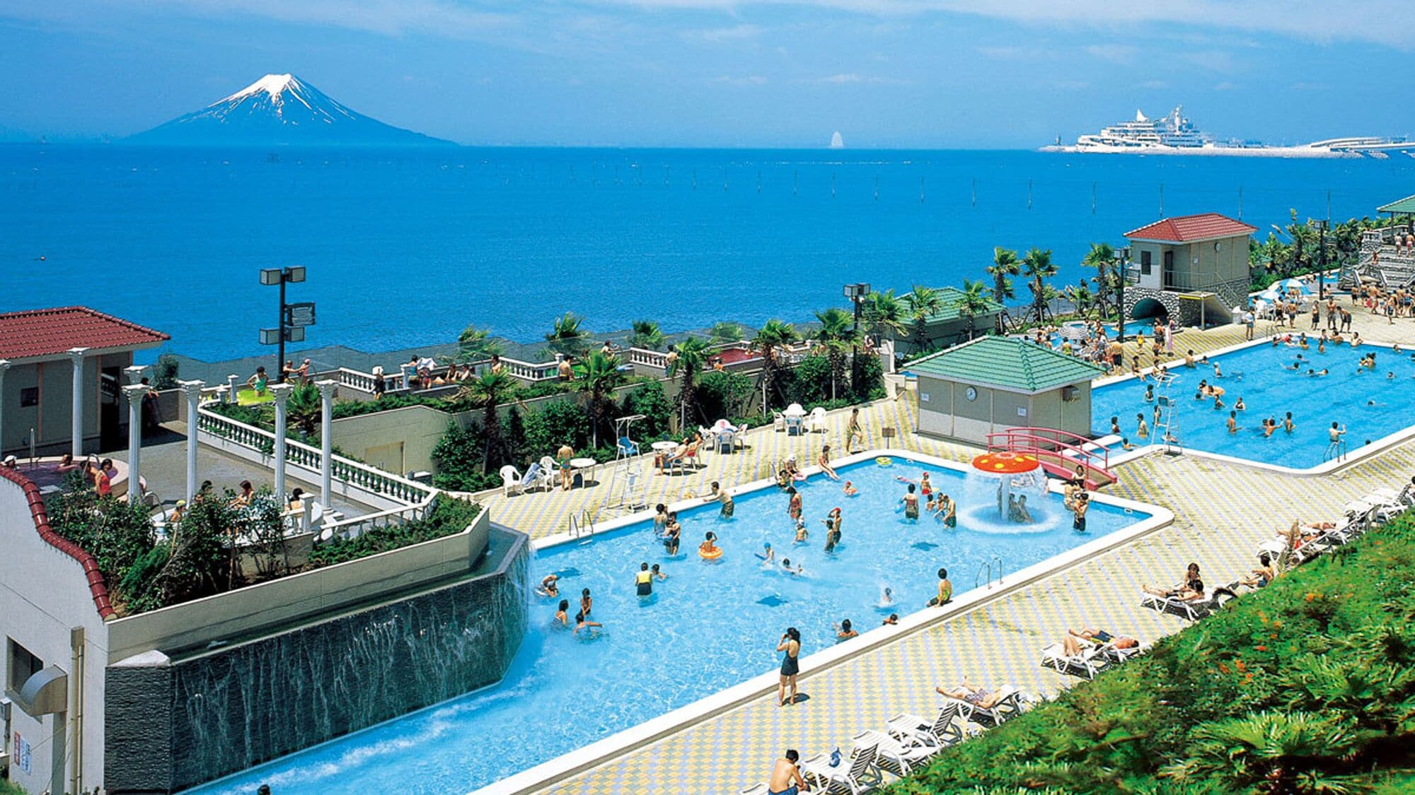 Indoor pool, 2 outdoor pools