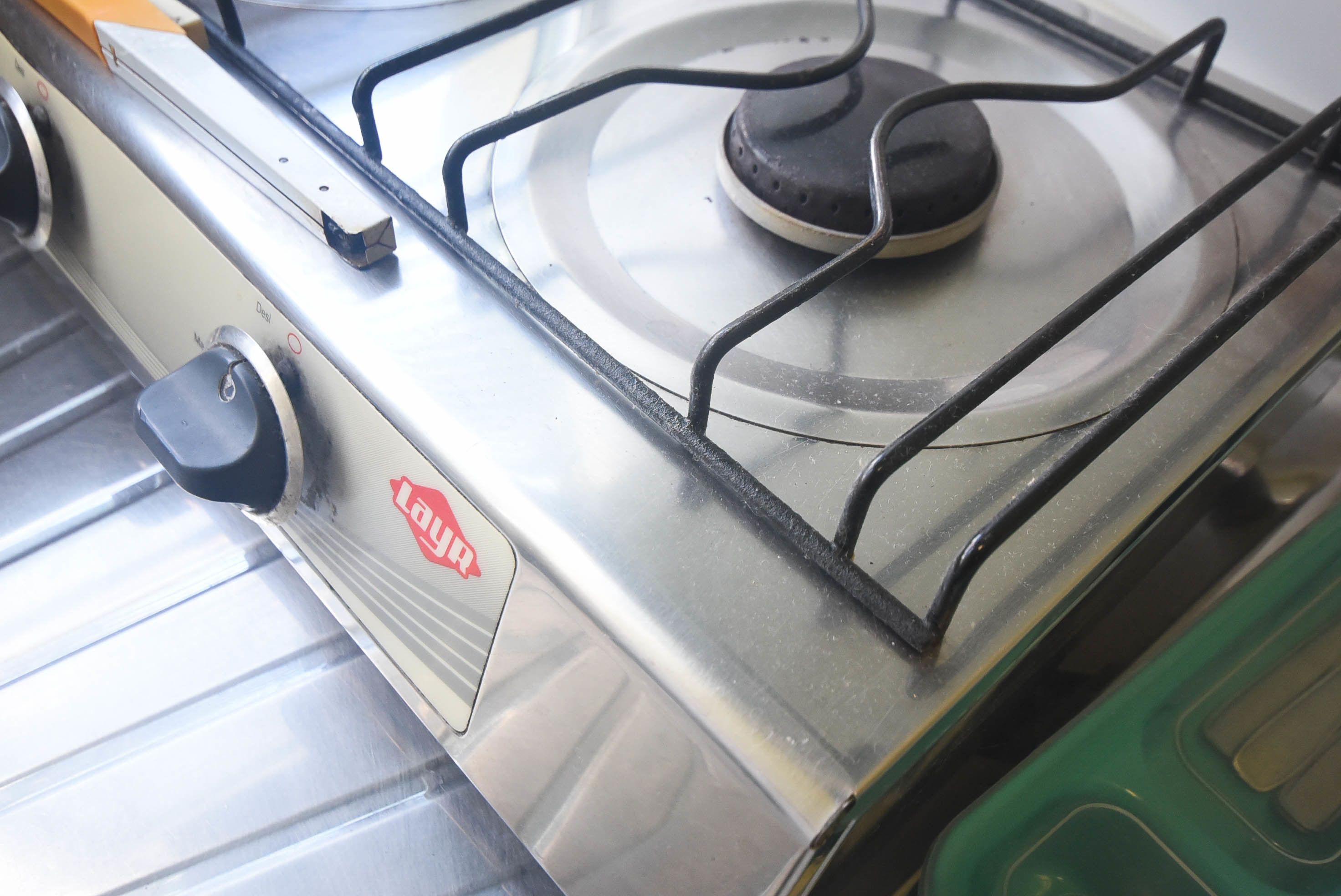 Una estufa a gas con una perilla de control y un quemador.