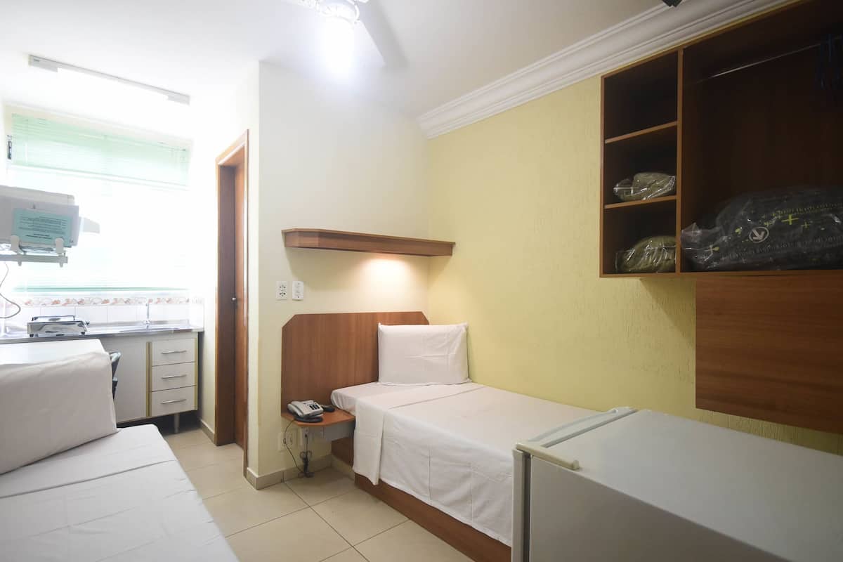 1 kamar tidur, minibar, brankas, dan didekorasi berbeda-beda