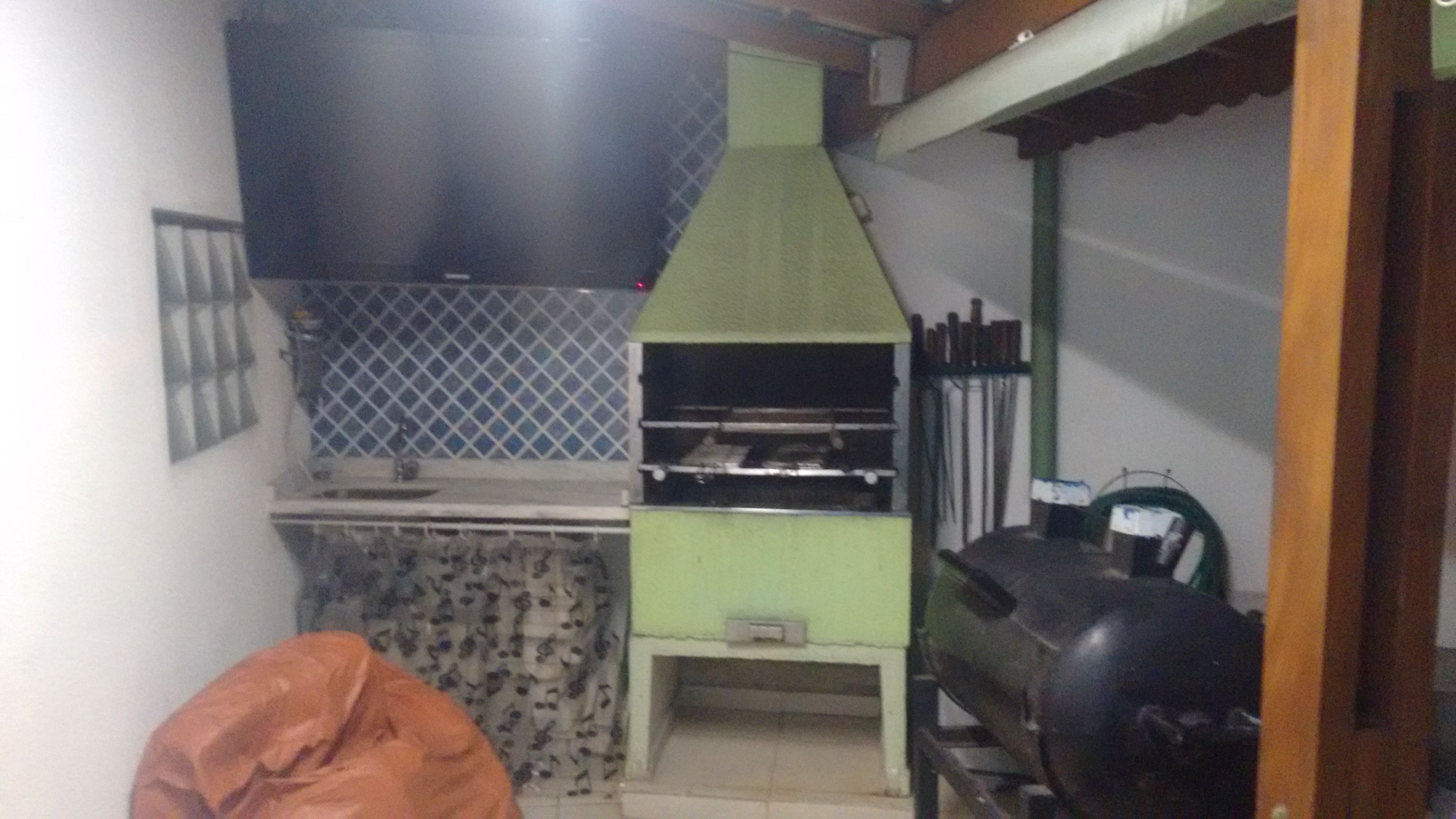 Una cocina compacta con horno integrado, cocina a gas y parrilla.