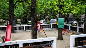 Área de juegos infantiles al aire libre