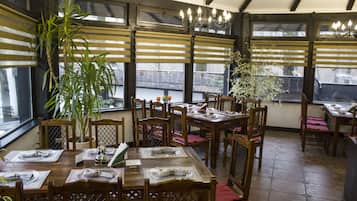 8 restaurantes, se sirven desayunos, comidas y cocina internacional