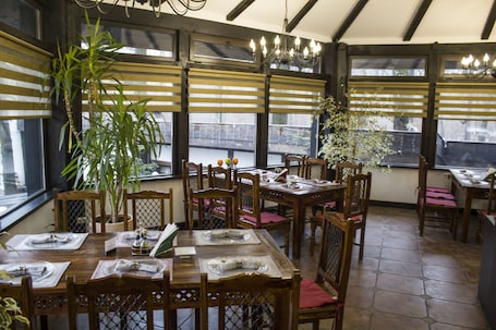 8 restaurantes; se sirve desayuno, almuerzo y cena; cocina internacional