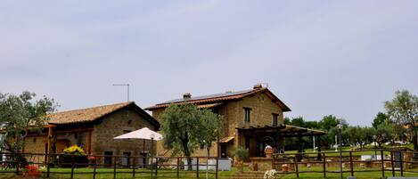Una piscina al aire libre, una piscina infinita, sombrillas