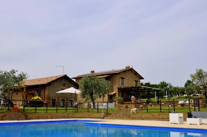 Piscina externa, piscina infinita, guarda-sóis, espreguiçadeiras